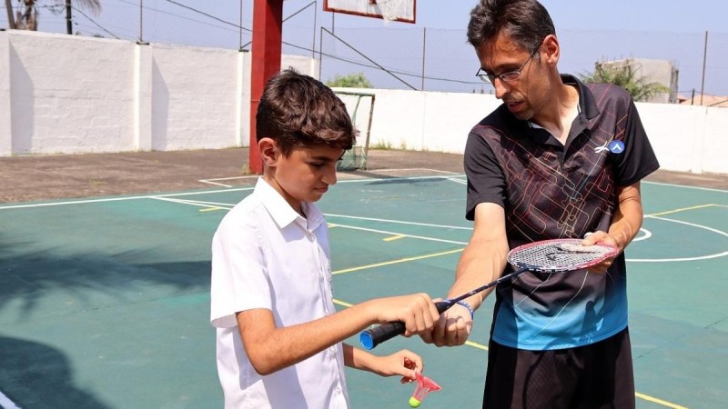 Lukáš Krok navštívil s Veronikou Brožkovcovou řadu škol v Sierra Leone, kde děti učili, jak hrát badminton. Foto: archiv Super Stars Most