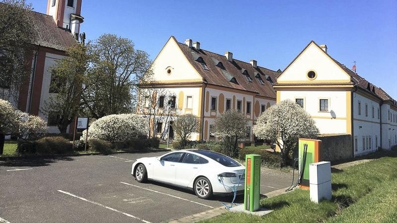 E-motoristé znají cestu k dobíjecí stanici v Hrušovanech, respektive v lokalitě Vysočany. Foto: ČEZ