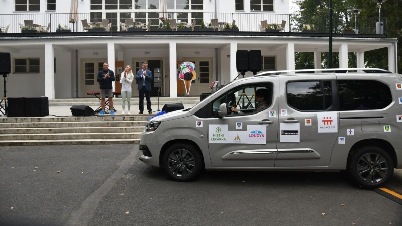 Lounský Svaz tělesně postižených má nové auto. Sloužit bude i seniorům. Foto: Láďa Bába