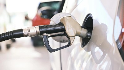 Ceny pohonných hmot lámou další rekordy. Čerpací stanice si, podle ekonomů, zřejmě „mastí kapsu“ vyššími maržemi