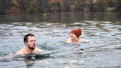 Profesionální otužilci poprvé obsadí Kamencové jezero. TJ Slávie Chomutov pořádá velký závod