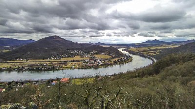 OBRAZEM: Znáte tuto skalní vyhlídku nad meandrem Labe? Jde o pravěké signalizační místo