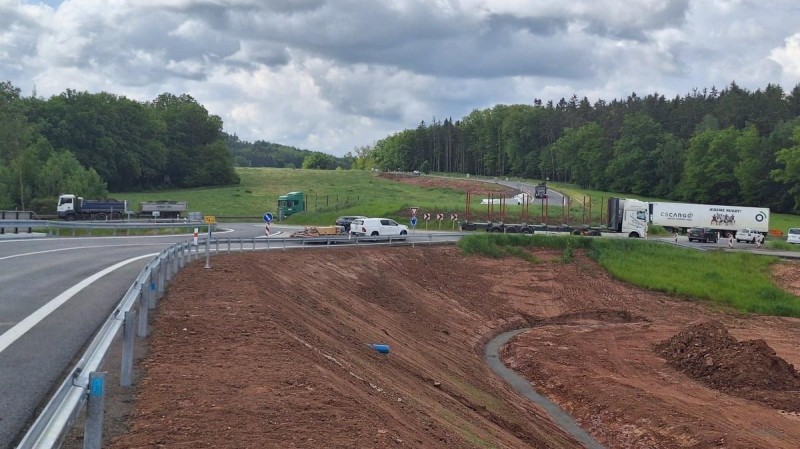 První motoristé se projeli dnes po zprovozněných stavbách u budovaného úseku dálnice D6. Foto: ŘSD Karlovarského kraje