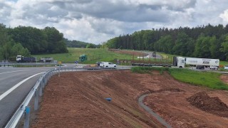 První motoristé se projeli dnes po zprovozněných stavbách u budovaného úseku dálnice D6. Foto: ŘSD Karlovarského kraje