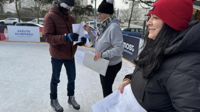 Mrazivé vysvědčení. Někteří školáci převzali školní hodnocení na ledu