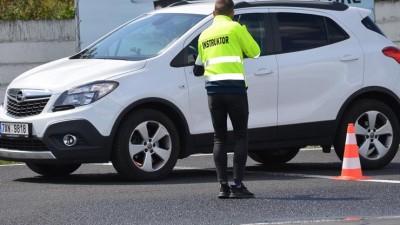 Starší řidiči a řidičky mohou zdarma absolvovat kurz na mosteckém autodromu