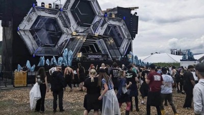 VIDEO: Hluk z festivalu zatím Mostečany netrápí. Zdravotníci posílili služby, přijeli policisté z Německa