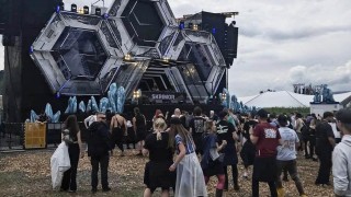 Hlavní stage se otevřela ve čtvrtek až večer, první hudebníci se představili na tomto tradičním pódiu. Foto: jip