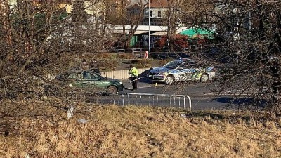 AKTUÁLNĚ: Na kruhovém objezdu v Žatci bouralo auto s policejním vozem! Jeden policista se zranil