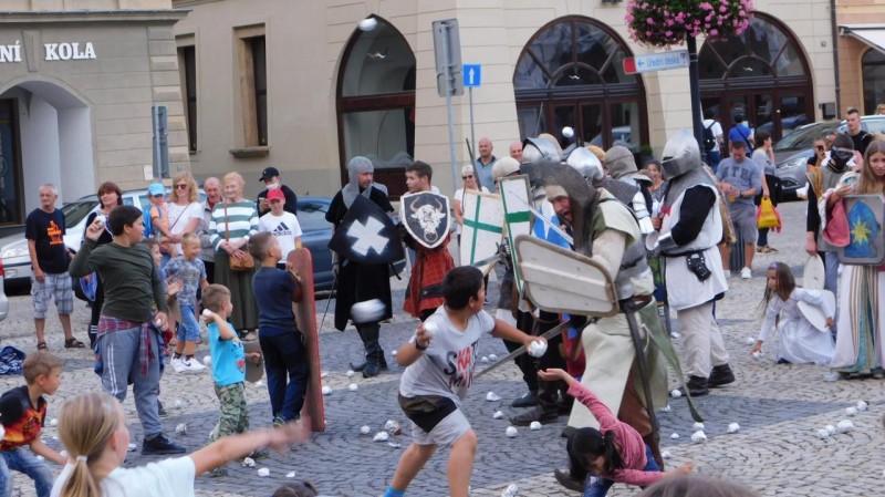 Putování s bitvou proti křižákům se zúčastnily stovky lidí. Foto: MÚ Žatec