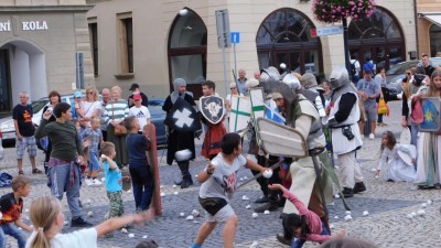 FOTO: Putování s bitvou proti křižákům se v Žatci zúčastnily stovky lidí