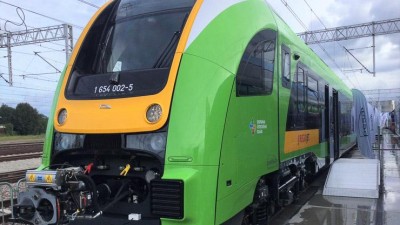 FOTO: Poláci ukázali nový zelenožlutý vlak pro Ústecký kraj, bude s ním jezdit RegioJet