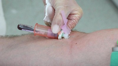Nemocnice hlásí nedostatek krve, pojišťovna láká k darování příspěvkem