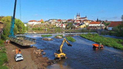 ZAJÍMAVOST: Na Ohři v Kadani roste most pro stavebníky. Potřebují opravit jez a vybudují i rybí přechod