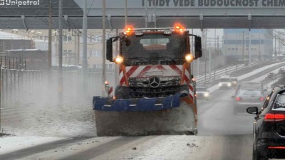 POZOR: Lounsko sevřela ledovka. Doprava na hlavn&iacute;ch taz&iacute;ch kolabuje, hl&aacute;&scaron;eny jsou nehody i uv&iacute;zl&eacute; kamiony