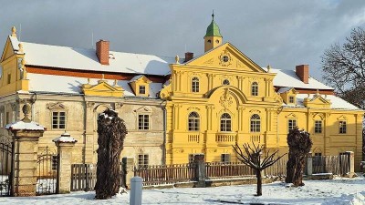 Z&aacute;mek Pol&aacute;ky se připravuje na bl&iacute;ž&iacute;c&iacute; se sez&oacute;nu, pom&aacute;haj&iacute; i vězni z Nov&eacute;ho Sedla