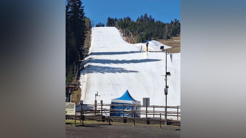 V Potůčkách je perfektně připravený svah na velikonoční lyžování. Vlek se rozjede už zítra a na neděli je přichystán vodní příkop! Foto: SKIPOT