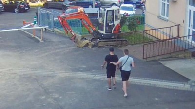 VIDEO: Mladík vlezl na univerzitě v Ústí nad Labem do bagru a poškodil fasádu. Teď ho i s kamarádem hledají policisté