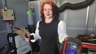 Novodobá královna ve svařování. Barbora Oličová pózuje v dílně ve své kabině, kde při výcviku svařuje. Jen místo žezla a královského jablka třímá pracovníku kuklu a svařovací pistoli. Foto: jip
