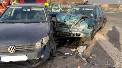 AKTUÁLNĚ: Nehoda tří aut v Dobroměřicích, na místě probíhají záchranné a vyprošťovací práce