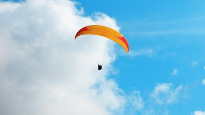 Žena nepřežila pád z paraglidu. Byla na místě mrtvá