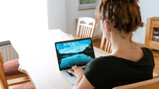 Ženám velmi pomáhá režim tzv. home office a částečné úvazky. Mohou tak práci snadněji skloubit s rodinným životem. Foto: CC0