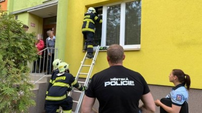 Žena v bytě nereagovala na zvonek ani bouchání na dveře. Paní uvnitř už nebylo pomoci