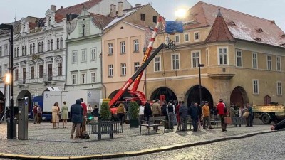 FOTO: Filmaři obsadili centrum Žatce. Některými ulicemi neprojedete ani neprojdete