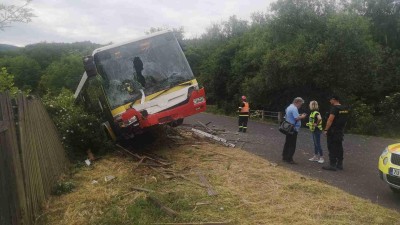 VIDEO: AKTUÁLNĚ: V Litvínově - Janově sjel autobus do příkopu. Na místě je několik zraněných, jsou mezi nimi i děti