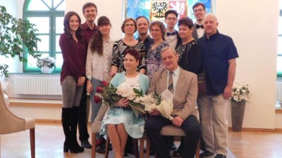 Půl stolet&iacute; společn&eacute; cesty: Manžel&eacute; Burgrovi oslavili na žateck&eacute; radnici zlatou svatbu