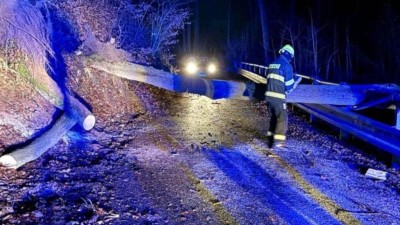 FOTO: Popadané stromy, nehoda vlaku i zatopený sklep: Hasiči kvůli silnému větru vyjížděli k desítkám událostí