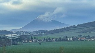 To není japonská hora Fuji, ale naše Milešovka, zachycená takto včera. Foto: e-deniky.cz