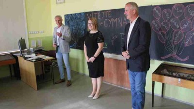 První školní den zavítala do žateckého gymnázia radní Jindra Zalabáková a přivítala nové žáky