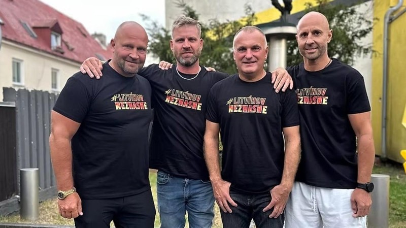 O záchranu klubu usilují společně s fanoušky i hokejové legendy. V trikách s logem Litvínov nezhasne pózovali před sochou Ivana Hlinky. Foto: web litvinovnezhasne.cz
