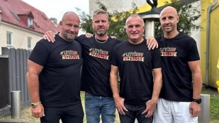 O záchranu klubu usilují společně s fanoušky i hokejové legendy. V trikách s logem Litvínov nezhasne pózovali před sochou Ivana Hlinky. Foto: web litvinovnezhasne.cz