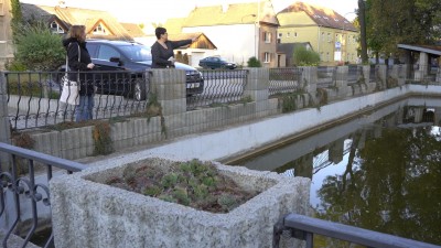 VIDEO: Jak se žije v Poleradech? Na každém rohu jsou dřevěné sochy a pronajímají desítky obecních bytů