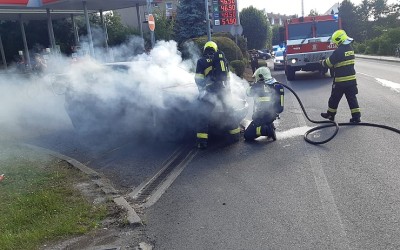 FOTO: Autu na výjezdu z benzínky v Lounech začal hořet motor