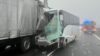 Vážná dopravní nehoda na D8. Z autobusu se snaží hasiči dostat dvě zaklíněné osoby