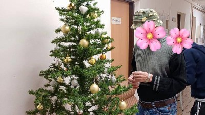 V&aacute;noce za dveřmi azylov&yacute;ch domů: M&iacute;sto osamělosti nastupuje vůně cukrov&iacute; a dětsk&aacute; radost