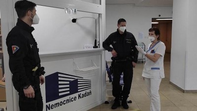 Ošetřit agresivního pacienta pod vlivem drog není lehké! Do této nemocnice jezdí vypomáhat policisté