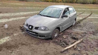 FOTO: U Nechranické přehrady zapadlo auto do bahna. Někteří rybáři riskují a jezdí až k vodě