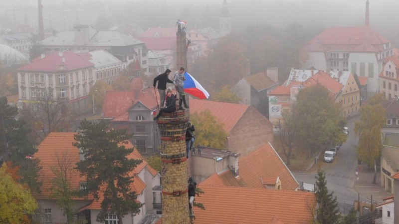 Na žateckých komínech vlály vlajky, stanou se cílem vědeckého průzkumu. 4x Foto: MÚ Žatec