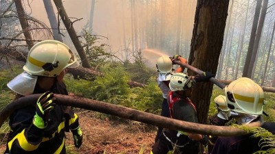 HŘENSKO: Hasiči zasahují ve větším počtu. Daří se jim některá ohniska uhasit