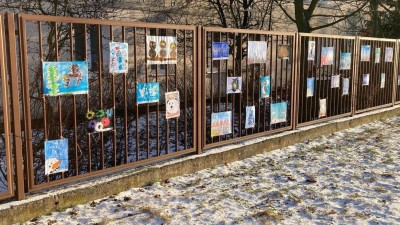 FOTO: Venkovní výstava v Žatci! Plot mateřinky zdobí obrázky se zimní tématikou od dětí