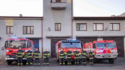 Hasiči vyvěsili černé vlajky a vyšli před své stanice. Uctili památku zesnulého kolegy