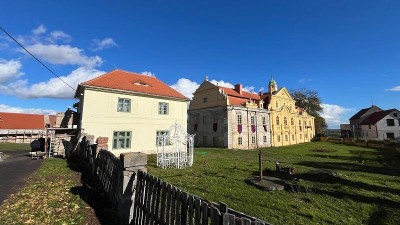 Zámek Poláky dostává nový kabát, s opravami pomáhají odsouzení