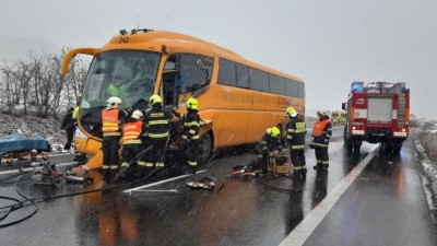 Při nedělní tragické nehodě autobusu s osobním autem vyhasl lidský život