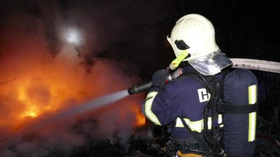 AKTUÁLNĚ: V Očihově zasahuje 8 hasičských jednotek. Hoří stodola a střecha sauny