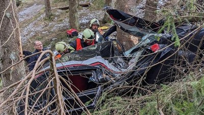 OBRAZEM: Náročná záchrana těžce zraněného řidiče! Auto vylétlo ze silnice, našli ho až po několika hodinách