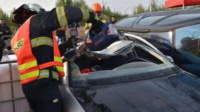 OBRAZEM: Hasiči soutěžili ve vyprošťování zraněných z vraků aut. Kdo byl nejlepší?